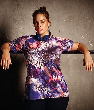 Same look, two ways: The size 14/16 beauty wore this patterned T-shirt tied in a knot around her waist and down around her hips (pictured)